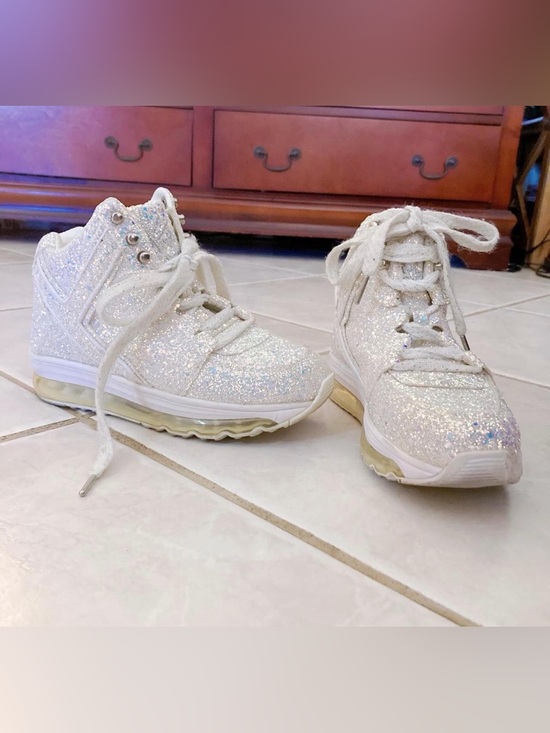 YRU Qozmo Aiire White Glitter Shoes Size 9